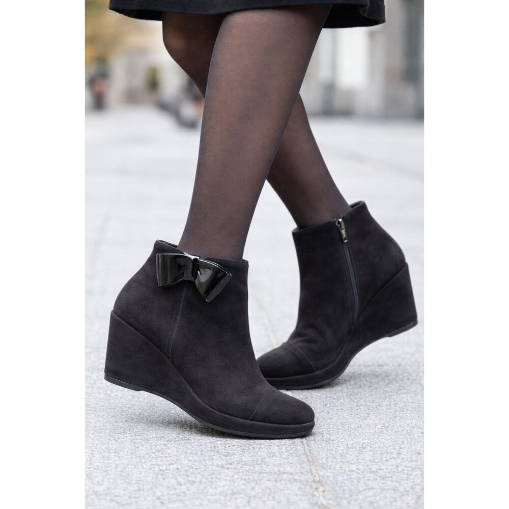 NIB Espace Wedge Ankle Bow Suede Ankle Boots Black  Size 39.5